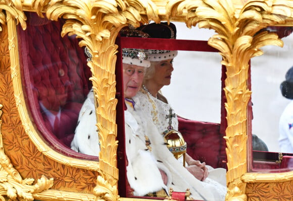 Le roi Charles III d'Angleterre et Camilla Parker Bowles, reine d'Angleterre - Sortie de la cérémonie de couronnement du roi d'Angleterre à l'abbaye de Westminster de Londres, Royaume Uni, le 6 mai 2023.