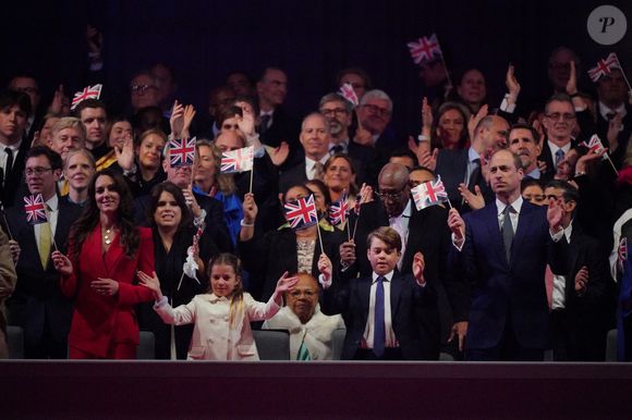 La fillette s'est fait remarquée par son attitude parfaite... ou presque
Catherine (Kate) Middleton, princesse de Galles, la princesse Charlotte de Galles, le prince George de Galles et le prince William, prince de Galles au concert du couronnement du roi et de la reine dans l'enceinte du château de Windsor, Royaume Uni, le 7 mai 2023.