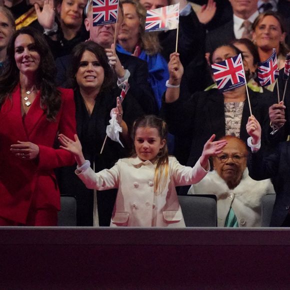 La fillette s'est fait remarquée par son attitude parfaite... ou presque
Catherine (Kate) Middleton, princesse de Galles, la princesse Charlotte de Galles, le prince George de Galles et le prince William, prince de Galles au concert du couronnement du roi et de la reine dans l'enceinte du château de Windsor, Royaume Uni, le 7 mai 2023.