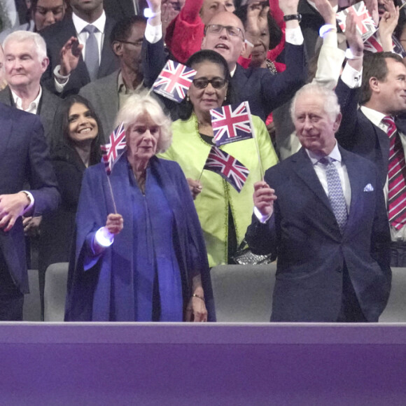 Cependant la reine Camilla ne lui en a pas tenu rigueur, lui tapotant délicatement l'épaule lors de son passage
Catherine (Kate) Middleton, princesse de Galles, la princesse Charlotte de Galles, le prince George de Galles, le prince William, prince de Galles, Camilla Parker Bowles, reine consort d'Angleterree, le roi Charles III d'Angleterre et Patricia Janet Scotland, baronne Scotland d'Ashtal au concert du couronnement du roi et de la reine dans l'enceinte du château de Windsor, Royaume Uni, le 7 mai 2023.