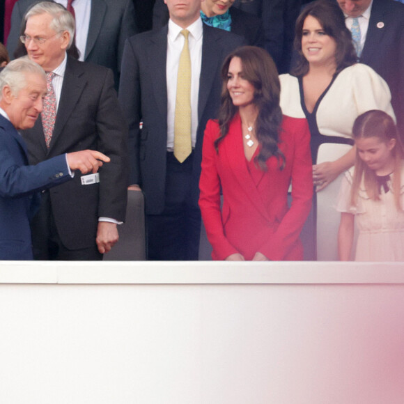 Mais la fillette de 8 ans a fait un oubli de taille au moment de l'arrivée de son grand-père fraîchement couronné
Le roi Charles III d'Angleterre, Catherine (Kate) Middleton, princesse de Galles, la princesse Charlotte de Galles au concert du couronnement du roi et de la reine dans l'enceinte du château de Windsor, Royaume Uni, le 7 mai 2023.