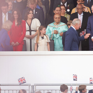 Si elle a fait la révérence pour lui, elle a manqué de le faire pour son épouse, trop occupé à regarder son père William et son frère George
Camilla Parker Bowles, reine consort d'Angleterre, le roi Charles III d'Angleterre, Catherine (Kate) Middleton, princesse de Galles, la princesse Charlotte de Galles, le prince George de Galles et le prince William, prince de Galles au concert du couronnement du roi et de la reine dans l'enceinte du château de Windsor, Royaume Uni, le 7 mai 2023.