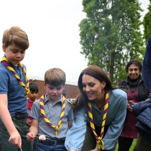 Daniel Leal_72085004 - Le prince William, prince de Galles, et Catherine (Kate) Middleton, princesse de Galles, et leurs enfants, participent à la journée du bénévolat "Big Help Out" à Slough  La princesse Charlotte de Galles, Le prince George de Galles, Le prince Louis de Galles, Catherine (Kate) Middleton, princesse de Galles - Le prince et la princesse de Galles, accompagnés de leurs enfants, participent à la journée du bénévolat "Big Help Out" à Slough, le 8 mai 2023. Cet événement, invitant les Britanniques à effectuer des actions caritatives, marque le point final des festivités du couronnement du roi d'Angleterre et de la reine consort, célébré le 6 mai 2023 à l'abbaye de Westminster à Londres.  Princess Charlotte, Prince George, Prince Louis, the Princess of Wales and the Prince of Wales toast marshmallows as they join volunteers to help renovate and improve the 3rd Upton Scouts Hut in Slough, as part of the Big Help Out, to mark the crowning of King Charles III and Queen Camilla. Picture date: Monday May 8, 2023.
