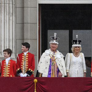 La famille royale britannique salue la foule sur le balcon du palais de Buckingham lors de la cérémonie de couronnement du roi d'Angleterre à Londres Le prince Edward, duc d'Edimbourg, Sophie, duchesse d'Edimbourg, Lady Louise Windsor, James Mountbatten-Windsor, Comte de Wessex, le prince William, prince de Galles, Catherine (Kate) Middleton, princesse de Galles, la princesse Charlotte de Galles, le prince Louis de Galles, le prince George de Galles, le roi Charles III d'Angleterre, Camilla Parker Bowles, reine consort d'Angleterre, le duc et la duchesse de Gloucester, Vice Admiral Sir Tim Laurence, la princesse Anne - La famille royale britannique salue la foule sur le balcon du palais de Buckingham lors de la cérémonie de couronnement du roi d'Angleterre à Londres le 5 mai 2023.