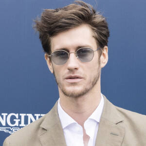 C'est ainsi que l'on apprend son sexe et son prénom.
Jean-Baptiste Maunier - Photocall du Prix de Diane Longines 2022 à Chantilly le 19 juin 2022. © Jack Tribeca / Bestimage