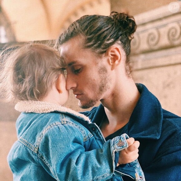 L'acteur a annoncé, le 11 mai 2023, la naissance de son deuxième enfant.
Jean-Baptiste Maunier et son fils sur Instagram. Le 22 avril 2021.