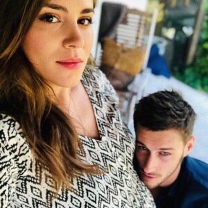 En couple avec Léa Arnezeder, il a accueilli un petit Ezra le 3 septembre 2019.
Jean-Baptiste Maunier et sa compagne Léa. Le 12 août 2019.