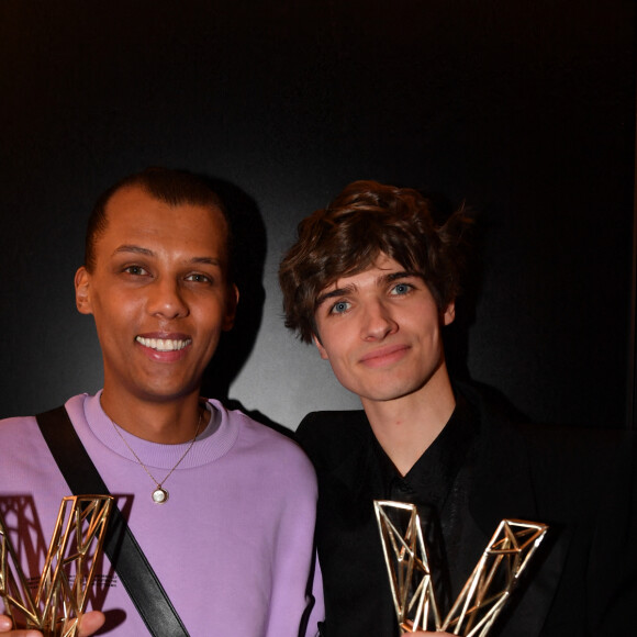 Exclusif - Le chanteur Stromae (Artiste masculin et Album "Multitude") et Pierre de Maere (Révélation masculine) en backstage de la 38ème cérémonie des Victoires de la musique à la Seine musicale de Boulogne-Billancourt, France, le 10 février 2023. © Moreau-Veren/Bestimage