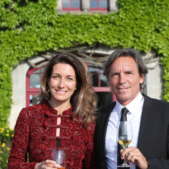 Anne-Claire Coudray et son compagnon Nicolas Vix lors de la fête de la fleur et l'intronisation de personnalités commandeurs et ambassadeurs par la Commanderie du Bontemps au Château Smith Haut Lafitte à Martillac le 27 avril 2023. Anciens champions de ski alpin, collectionneurs d’art, Florence et Daniel Cathiard ont acquis le Château Smith Haut Lafitte en 1990 avec la ferme intention de perpétuer la tradition d’excellence de ce noble cru classé de Graves. Avant de s’investir dans les vignes, les deux anciens sportifs de haut niveau ont eu une vie professionnelle bien remplie : Daniel Cathiard reprend le groupe d’alimentation familial Genty-Cathiard qui deviendra en 20 ans un des acteurs majeurs de la grande distribution dans le Sud-Ouest. Florence Cathiard, diplômée de lettres, d'anglais et de sciences politiques, décide de créer son agence de publicité. En 1976, Daniel, aux côtés de Florence, lance l’enseigne Go sport, précurseur dans le commerce de vêtements de sport.A la fin des années 80, Daniel revend son entreprise Genty-Cathiard puis le couple réinvestit dans les 60 hectares de Smith Haut Lafitte, achetés 250 millions de francs (38 millions d’euros) au négociant britannique Brent Walker. Peu à peu ils enrichissent le domaine : parcours d’œuvres d’art, spa, centre de remise en forme, hôtel et restaurant gastronomique. La Commanderie du Bontemps est un rassemblement des grandes activités vinicoles : vignerons, courtiers, négociants. La Commanderie doit son caractère à la volonté de ses membres d’être en toute circonstance les hommes et les femmes au service de la Qualité, qui travaillent pour le renom de tous les vins de Médoc et Graves, Sauternes et Barsac, et pour tous les vins de Bordeaux. © Fabien Cottereau / Patrick Bernard / Bestimage
