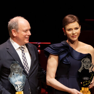 Ils étaient très fiers
Le prince Albert II de Monaco et la princesse Charlene de Monaco ont reçu cette année un Maria Callas Award - Cérémonie des " Maria Callas " Awards à l'Opéra de Monte-Carlo avec I.Efthimiou, Présidente & Fondatrice du Monaco Gala & Awards. Le Maria Callas Monaco Gala & Awards devient une institution annuelle à Monaco destinée à célébrer l'art et l'opéra ainsi qu'à défendre chaque année une nouvelle cause caritative. Le 12 mai 2023 à Monaco. © Olivier Huitel / Pool MOnaco / Bestimage 