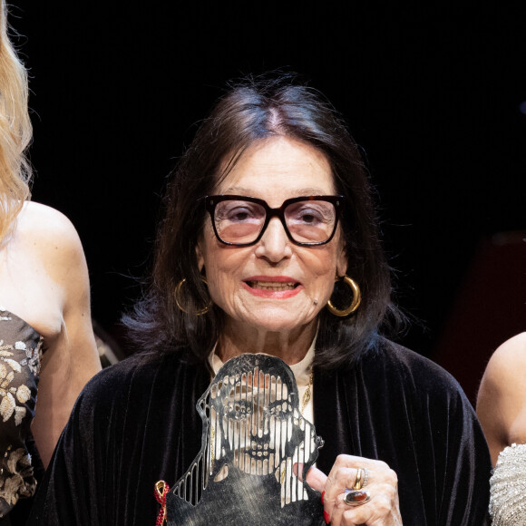 Nana Mouskouri avec son prix de la meilleure chanteuse au monde - Cérémonie des " Maria Callas " Awards à l'Opéra de Monte-Carlo avec I.Efthimiou, Présidente & Fondatrice du Monaco Gala & Awards. Le Maria Callas Monaco Gala & Awards devient une institution annuelle à Monaco destinée à célébrer l'art et l'opéra ainsi qu'à défendre chaque année une nouvelle cause caritative. Le 12 mai 2023 à Monaco. © Olivier Huitel / Pool MOnaco / Bestimage 