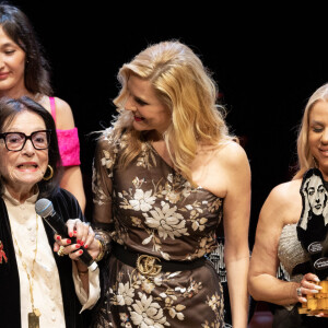 Nana Mouskouri avec son prix de la meilleure chanteuse au monde et Ioanna Efthimiou, Présidente & Foundatrice de Monaco Gala & Awards - Cérémonie des " Maria Callas " Awards à l'Opéra de Monte-Carlo avec I.Efthimiou, Présidente & Fondatrice du Monaco Gala & Awards. Le Maria Callas Monaco Gala & Awards devient une institution annuelle à Monaco destinée à célébrer l'art et l'opéra ainsi qu'à défendre chaque année une nouvelle cause caritative. Le 12 mai 2023 à Monaco. © Olivier Huitel / Pool MOnaco / Bestimage 