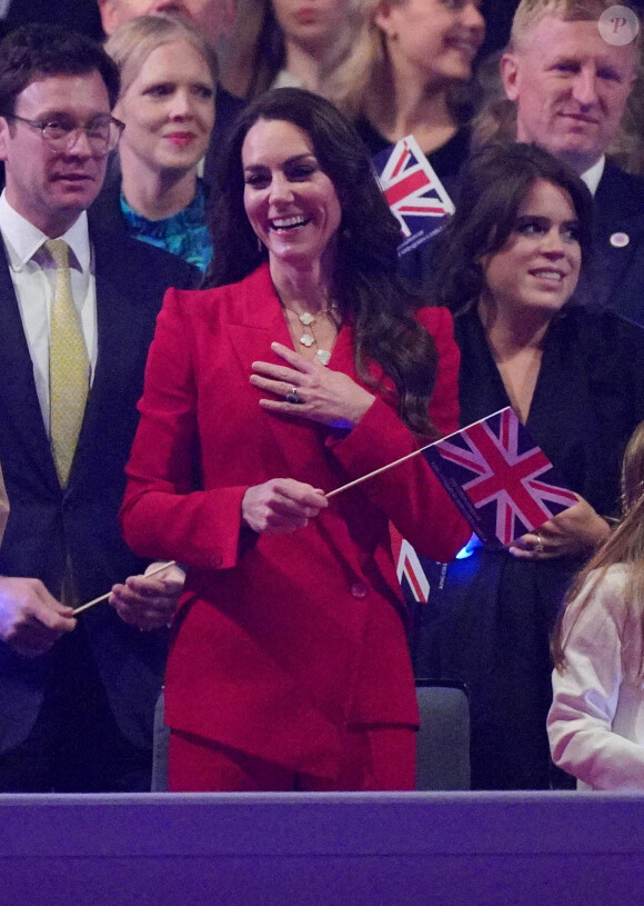 Kate Middleton est vêtue d'une belle robe bleue.
Yui Mok - 72073905 - Concert du couronnement du roi et de la reine dans l'enceinte du château de Windsor Catherine (Kate) Middleton, princesse de Galles au concert du couronnement du roi et de la reine dans l'enceinte du château de Windsor, Royaume Uni, le 7 mai 2023.