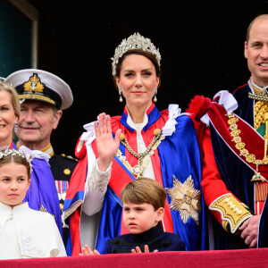 Leon Neal - 72043468 - La famille royale britannique salue la foule sur le balcon du palais de Buckingham lors de la cérémonie de couronnement du roi d'Angleterre à Londres Sophie, duchesse d'Edimbourg, le prince William, prince de Galles, Catherine (Kate) Middleton, princesse de Galles, la princesse Charlotte de Galles, le prince Louis de Galles - La famille royale britannique salue la foule sur le balcon du palais de Buckingham lors de la cérémonie de couronnement du roi d'Angleterre à Londres le 5 mai 2023.