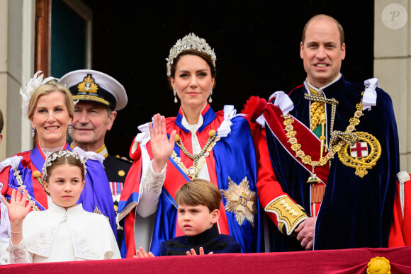 Leon Neal - 72043468 - La famille royale britannique salue la foule sur le balcon du palais de Buckingham lors de la cérémonie de couronnement du roi d'Angleterre à Londres Sophie, duchesse d'Edimbourg, le prince William, prince de Galles, Catherine (Kate) Middleton, princesse de Galles, la princesse Charlotte de Galles, le prince Louis de Galles - La famille royale britannique salue la foule sur le balcon du palais de Buckingham lors de la cérémonie de couronnement du roi d'Angleterre à Londres le 5 mai 2023.