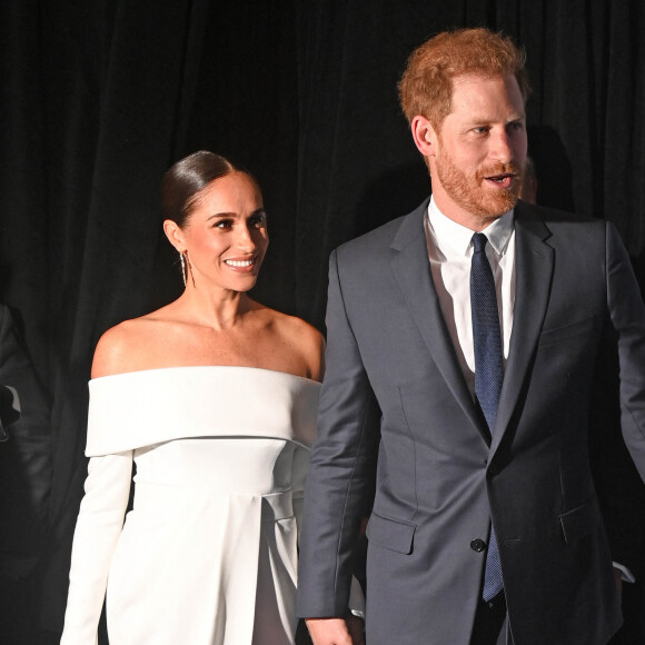 En effet, ce vendredi 12 mai, il a été aperçu avec Meghan Markle dans un restaurant appelé Sushi Bar, situé près de leur maison à Montecito.
Le prince Harry et Meghan Markle - Photocall de la soirée de gala Robert F Kennedy Human Rights à New York le 6 décembre 2022. 