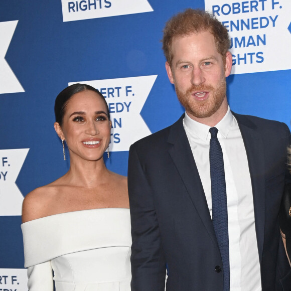 Dès qu'il l'a pu, l'époux de Meghan Markle s'est empressé de prendre le premier avion pour rentrer aux Etats-Unis rejoindre son épouse et leurs deux enfants. 
Le prince Harry et Meghan Markle - Photocall de la soirée de gala Robert F Kennedy Human Rights à New York. 