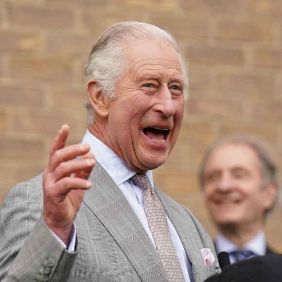 Le roi Charles III d'Angleterre inaugure le nouveau laboratoire Whittle à Cambridge, le 9 mai 2023. Lors de cette visite, le souverain, couronné trois jours auparavant, rencontre des universitaires, des dirigeants de l'aviation et découvre les locaux. 