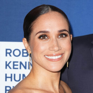 En effet, Meghan Markle présente une silhouette affinée et des muscles saillants. Tout sourire, ils ont été photographiés en quittant l'établissement avant de monter dans une voiture qui les attendait.
Meghan Markle - Photocall de la soirée de gala Robert F Kennedy Human Rights à New York le 6 décembre 2022. 