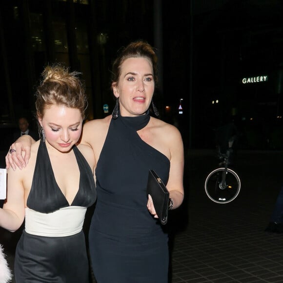 Kate Winslet et sa fille Mia Threapleton quittent la cérémonie des BAFTA Television Awards 2023 au Royal Festival Hall à Londres le 14 mai 2023. 