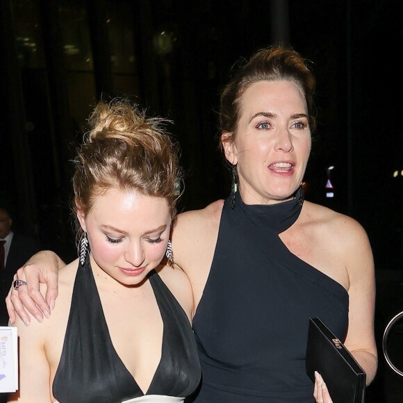 Kate Winslet et sa fille Mia Threapleton quittent la cérémonie des BAFTA Television Awards 2023 au Royal Festival Hall à Londres le 14 mai 2023. 