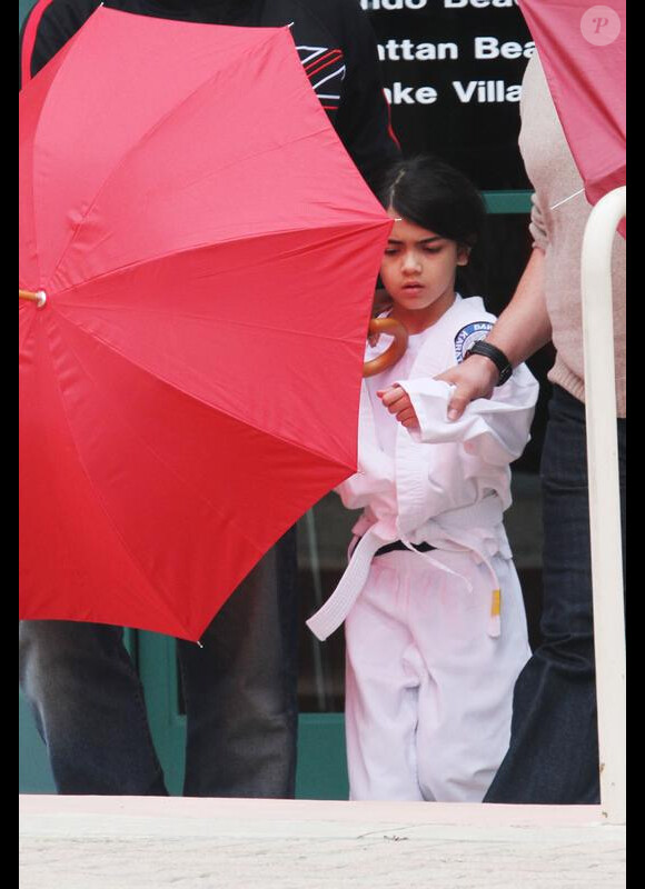Les enfants de Michael Jackson se rendant à une leçon de karaté à Encino (Californie) le 24 février 2010. Sur la photo : Prince Michael II, alias Blanket