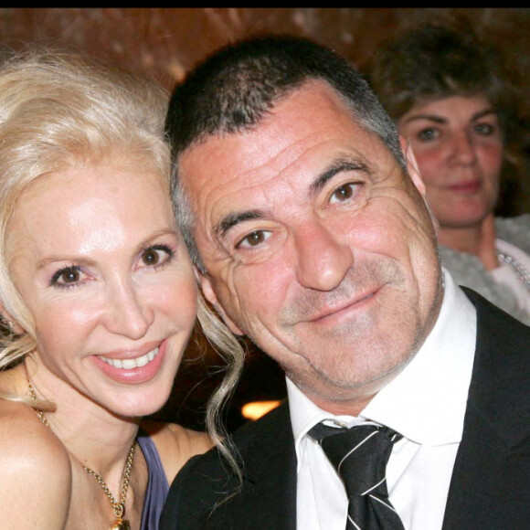 Cette dernière ne pouvant pas avoir d'enfant, le couple a eu recours à la fécondation in vitro.
Jean-Marie Bigard et son épouse Claudia - Soirée de gala au château de Versailles au profit de l'association "Pour la vie, espoir contre le cancer". © Guillaume Gaffiot/Bestimage