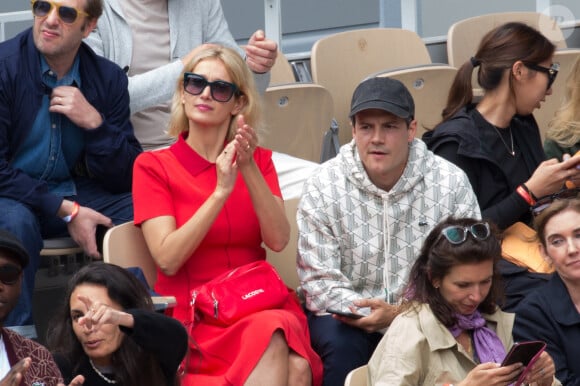 Caroline Anglade et son mari Nicolas Moreau - Les célébrités en tribune lors des internationaux de France de Roland Garros à Paris le 23 mai 2022.  