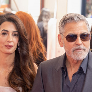 George Clooney et sa femme Amal Clooney arrivent à la soirée "Prince's Trust Awards à Londres, le 15 mai 2023. 
