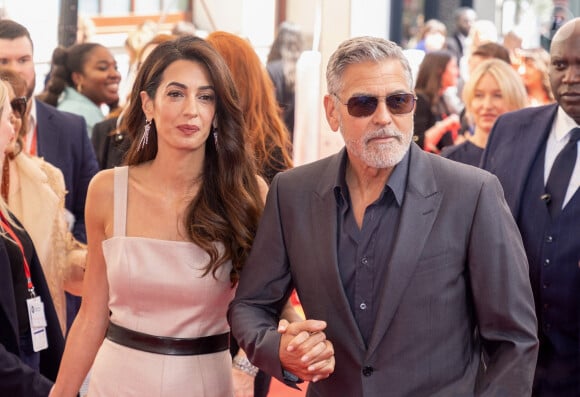 George Clooney et sa femme Amal Clooney arrivent à la soirée "Prince's Trust Awards à Londres, le 15 mai 2023. 