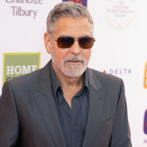 Le célèbre acteur de 62 ans était très chic dans un costume foncé assorti à ses lunettes de soleil. Un look à la fois classe et cool.
George Clooney, accompagné de sa femme A.Clooney arrivent à la soirée "Prince's Trust Awards à Londres, le 15 mai 2023. 