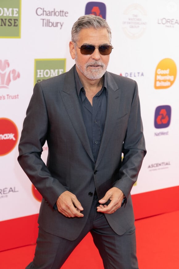Le célèbre acteur de 62 ans était très chic dans un costume foncé assorti à ses lunettes de soleil. Un look à la fois classe et cool.
George Clooney, accompagné de sa femme A.Clooney arrivent à la soirée "Prince's Trust Awards à Londres, le 15 mai 2023. 