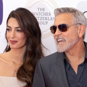 De son côté, sa femme portait une ravissante et longue robe beige associée à une ceinture noire et assortie à son sac à main. Ses sublimes cheveux étaient coiffés sur un côté.
George Clooney et sa femme Amal Clooney arrivent à la soirée "Prince's Trust Awards à Londres, le 15 mai 2023. 