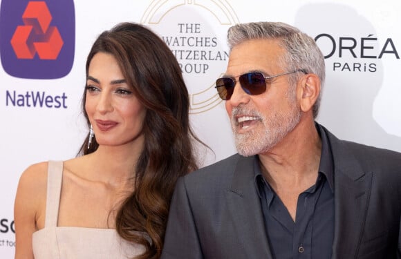 De son côté, sa femme portait une ravissante et longue robe beige associée à une ceinture noire et assortie à son sac à main. Ses sublimes cheveux étaient coiffés sur un côté.
George Clooney et sa femme Amal Clooney arrivent à la soirée "Prince's Trust Awards à Londres, le 15 mai 2023. 