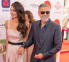 Impossible également de ne pas évoquer ses magnifiques boucles d'oreilles argentées ainsi que son make-up très glamour. 
George Clooney et sa femme Amal Clooney arrivent à la soirée "Prince's Trust Awards à Londres, le 15 mai 2023. 