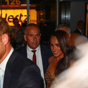 En effet, elle est passée pour entrer par derrière, par une boutique Hertz ! 
Le prince Harry, duc de Sussex et Meghan Markle, duchesse de Sussex, et sa mère Doria Ragland, à la sortie de la cérémonie des "Women of Vision Awards" au Ziegfeld Theatre à New York, le 16 mai 2023. 