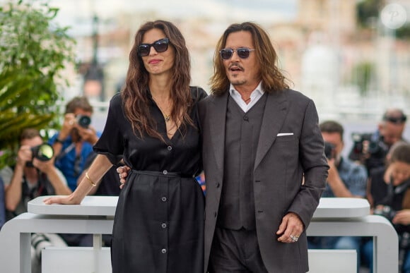 La réalisatrice Maïwenn et Johnny Depp au photocall de "Jeanne du Barry" lors du 76ème Festival International du Film de Cannes, le 17 mai 2023. © Dominique Jacovides/Cyril Moreau/Bestimage