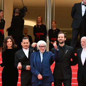 Pauline Pollmann, Diego Le Fur, Maïwenn Le Besco, Johnny Depp, Pierre Richard, Benjamin Lavernhe, Pascal Greggory et Melvil Poupaud - Montée des marches du film " Jeanne du Barry " pour la cérémonie d'ouverture du 76ème Festival International du Film de Cannes, au Palais des Festivals à Cannes. Le 16 mai 2023 © Rachid Bellak / Bestimage