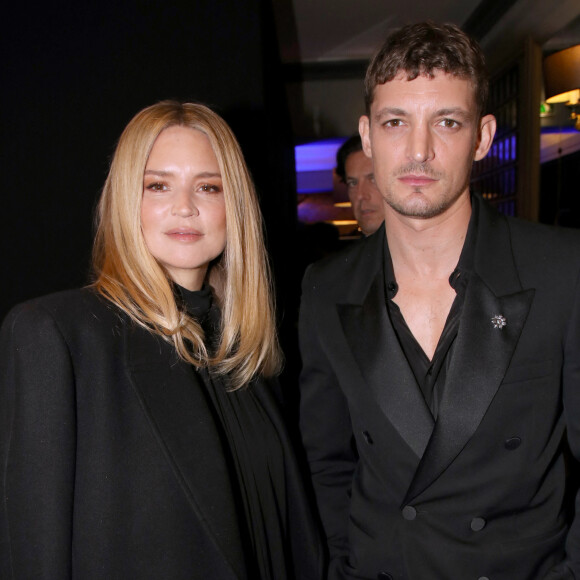 Elle s'est notamment confiée à l'animateur sur le bébé qu'elle attend avec son compagnon Niels Schneider.
Exclusif - Virginie Efira et son compagnon Niels Schneider (habillé en Yves Saint-Laurent) - Dîner de l'association AEM (Un Avenir pour les Enfants du Monde), au profit des enfants du Rwanda par Babeth Djian au pavillon Ledoyen à Paris. Le 23 mars 2023 © Bertrand Rindoff Petroff-Olivier Borde / Bestimage 