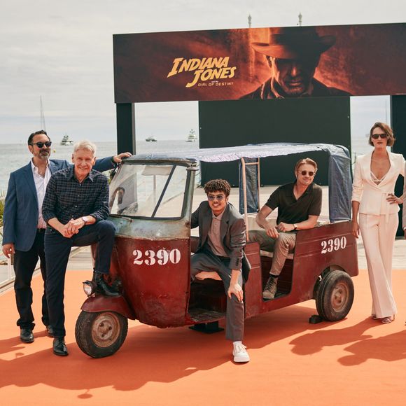 Il est arrivé en France avec ses partenaires, parmi lesquels un jeune Français, Ethann Isidore
James Mangold, Harrison Ford, Ethann Isidore, Boyd Holbrook, Phoebe Waller-Bridge et Mads Mikkelsen au photocall de "Indiana Jones et le Cadran de la destinée" lors du 76ème Festival International du Film de Cannes, France, le 18 mai 2023. © Jacovides/Moreau/Bestimage