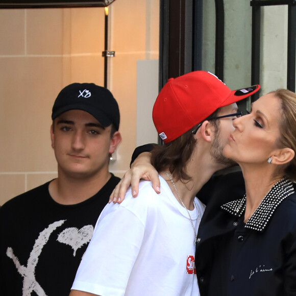 En effet, les ponts sont quasiment coupés avec son fils René-Charles, nous apprend Closer.
Céline Dion et son fils René-Charles Angelil sortent de l'hôtel Royal Monceau à Paris le 7 juillet 2017.