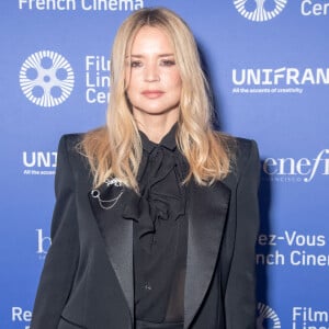 "Je ne regrette aucun des films que j'ai faits récemment, mais parfois j'ai un peu peur de fatiguer le public", confie-t-elle avec humilité.
Virginie Efira - Les célébrités françaises assistent à la soirée d'ouverture du "28th Rendez-Vous with French Cinema" au Lincoln Center à New York, le 2 mars 2023. 