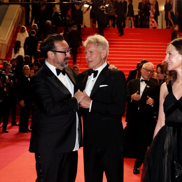 James Mangold, Harrison Ford et sa femme Calista Flockhart - Descente des marches du film " Indiana Jones et le cadran de la destinée (Indiana Jones and the Dial of destiny) " lors du 76ème Festival International du Film de Cannes, au Palais des Festivals à Cannes. Le 18 mai 2023 © Jacovides-Moreau / Bestimage 