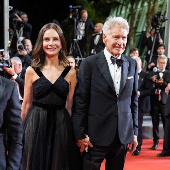 Calista Flockhart et son mari Harrison Ford - Descente des marches du film " Indiana Jones et le cadran de la destinée (Indiana Jones and the Dial of destiny) " lors du 76ème Festival International du Film de Cannes, au Palais des Festivals à Cannes. Le 18 mai 2023 © Olivier Borde / Bestimage 