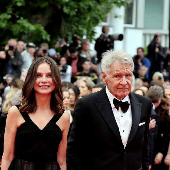 C'est la 5ème et dernière fois que l'acteur tenait le rôle d'Indiana Jones. 
Calista Flockhart et son mari Harrison Ford - Montée des marches du film " Indiana Jones et le cadran de la destinée (Indiana Jones and the Dial of destiny) " lors du 76ème Festival International du Film de Cannes, au Palais des Festivals à Cannes. Le 18 mai 2023 © Jacovides-Moreau / Bestimage 