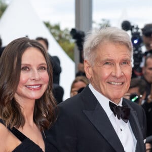 Calista Flockhart et son mari Harrison Ford - Montée des marches du film " Indiana Jones et le cadran de la destinée (Indiana Jones and the Dial of destiny) " lors du 76ème Festival International du Film de Cannes, au Palais des Festivals à Cannes. Le 18 mai 2023 © Olivier Borde / Bestimage 