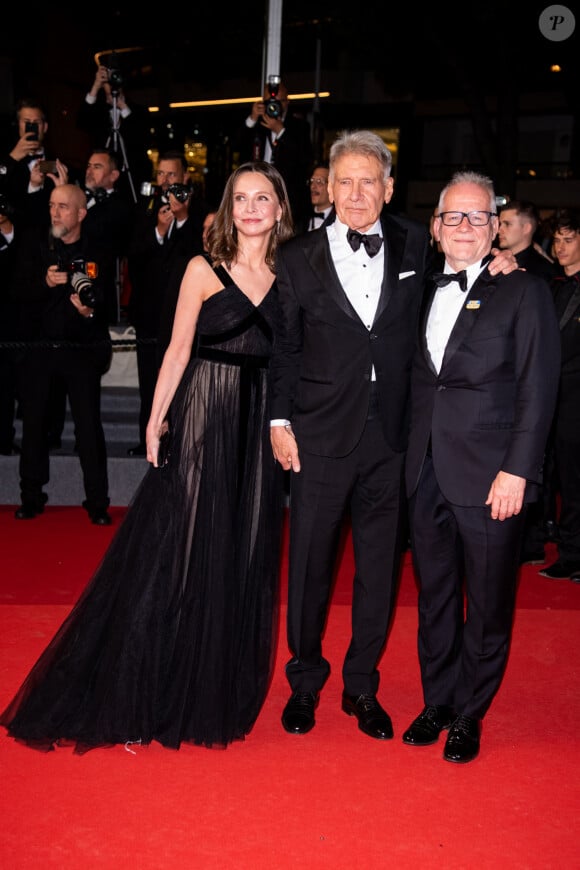 Calista Flockhart, Harrison Ford, Thierry Fremaux à la montée des marches de "Indiana Jones et le Cadran de la destinée" lors du 76ème Festival International du Film de Cannes, le 18 mai 2023. 