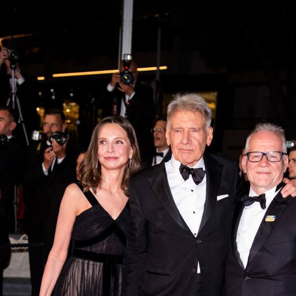 Calista Flockhart, Harrison Ford, Thierry Fremaux à la montée des marches de "Indiana Jones et le Cadran de la destinée" lors du 76ème Festival International du Film de Cannes, le 18 mai 2023. 
