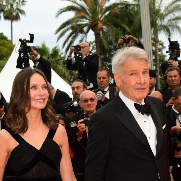 Calista Flockhart et son mari Harrison Ford - Montée des marches du film " Indiana Jones et le cadran de la destinée (Indiana Jones and the Dial of destiny) " lors du 76ème Festival International du Film de Cannes, au Palais des Festivals à Cannes. Le 18 mai 2023 © Rachid Bellak / Bestimage 
