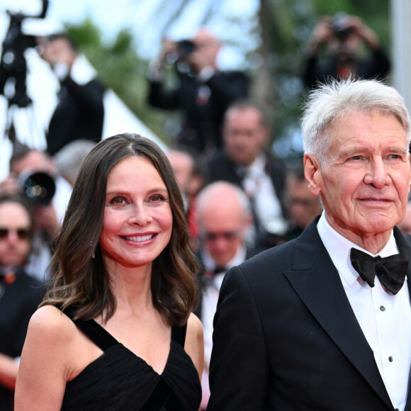 Calista Flockhart et son mari Harrison Ford - Montée des marches du film " Indiana Jones et le cadran de la destinée (Indiana Jones and the Dial of destiny) " lors du 76ème Festival International du Film de Cannes, au Palais des Festivals à Cannes. Le 18 mai 2023 © Rachid Bellak / Bestimage 